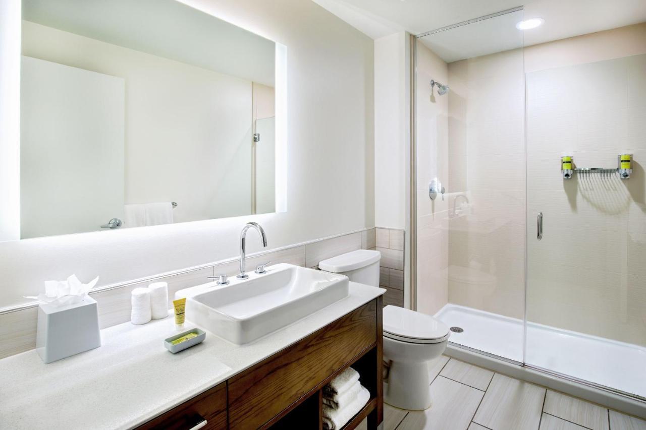 Element Hampton Peninsula Town Center Hotel Luaran gambar