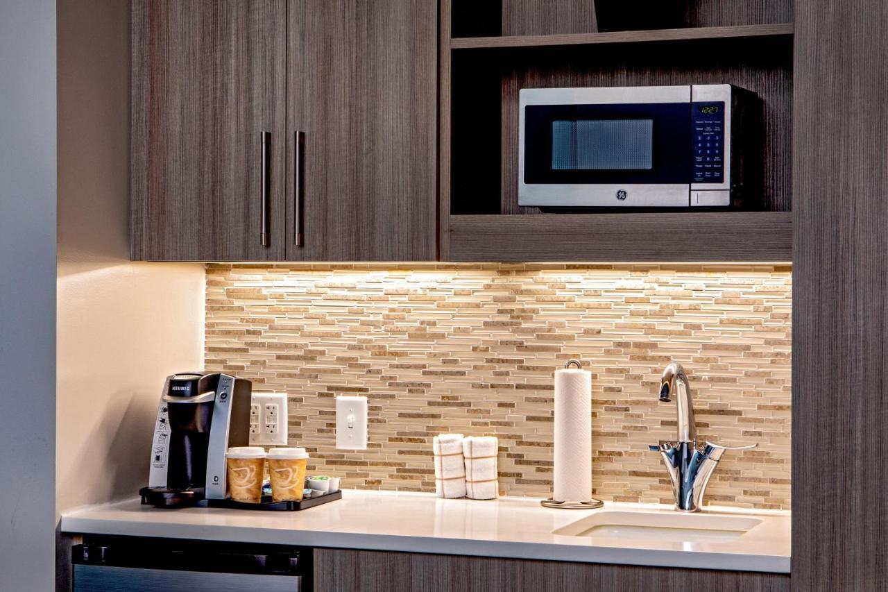Element Hampton Peninsula Town Center Hotel Luaran gambar