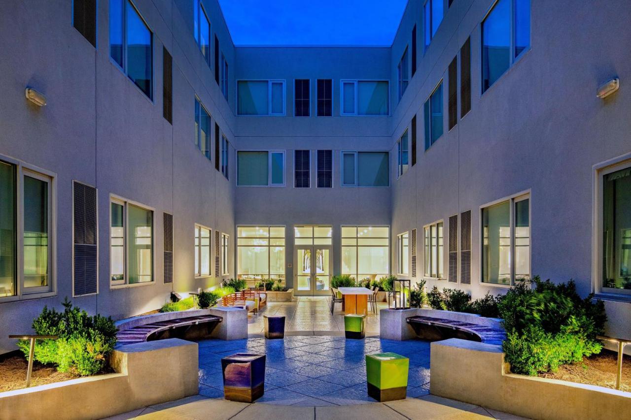 Element Hampton Peninsula Town Center Hotel Luaran gambar
